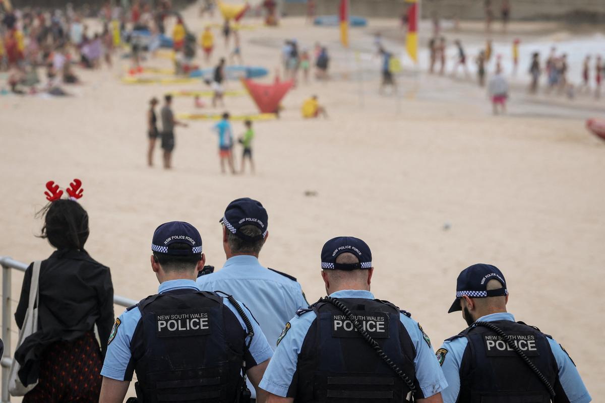 Israeli Man Who Confronted Bondi Gunman Granted Australian Residency thumbnail