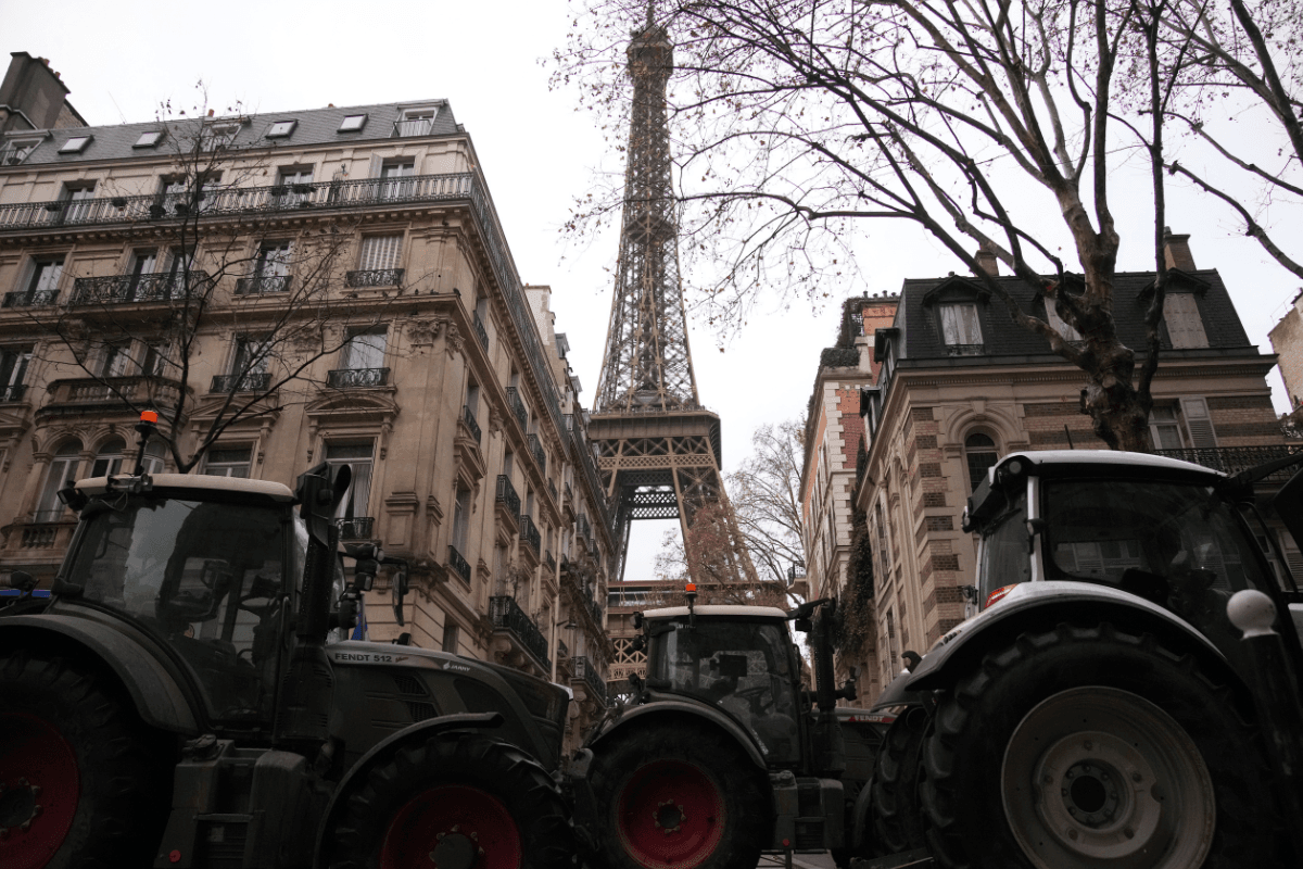 Farmers in France, Greece Block Streets in Protest Over EU-Mercosur Trade Deal thumbnail