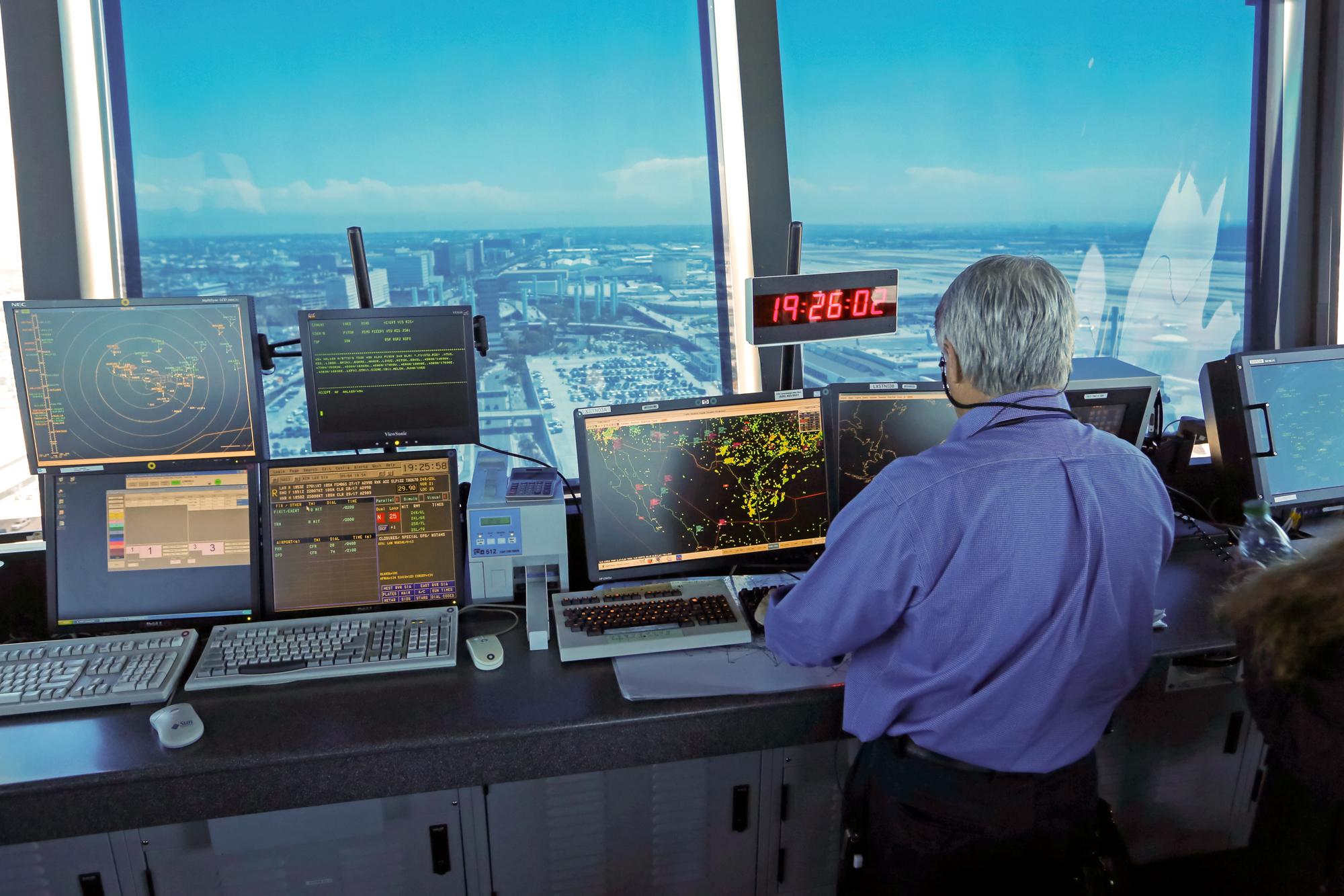 Overhauling Air Traffic Control Involves 5,000 Locations and 600 Radar Systems—What to Know | USNN World News image-5968285