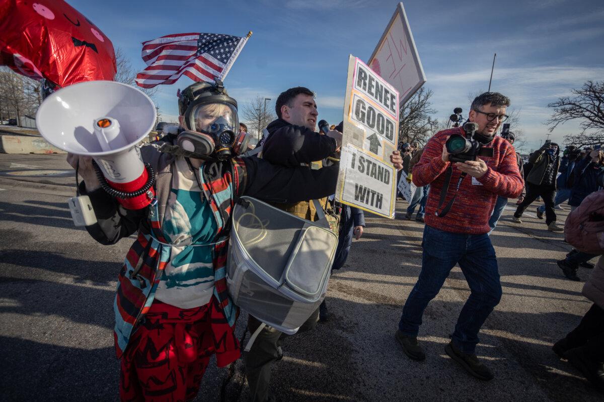 Gobernador de Minnesota Tim Walz moviliza a la Guardia Nacional en medio de protestas contra ICE | Noticias mundiales de la USNN Manifestantes se manifiestan frente al edificio federal Bishop Henry Whipple en Minneapolis el 9 de enero de 2026. (John Fredricks/The Epoch Times)