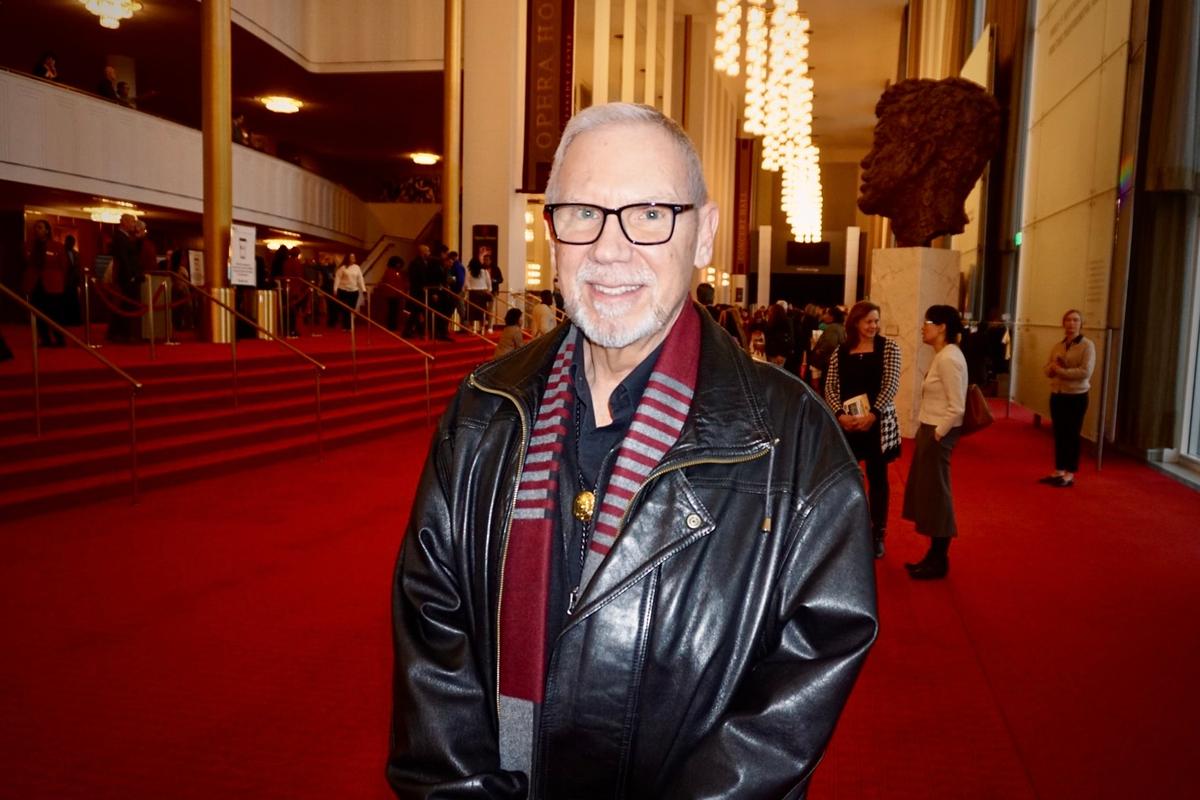 Retired Patent Lawyer Admires Shen Yun’s Amazing Patented Backdrop