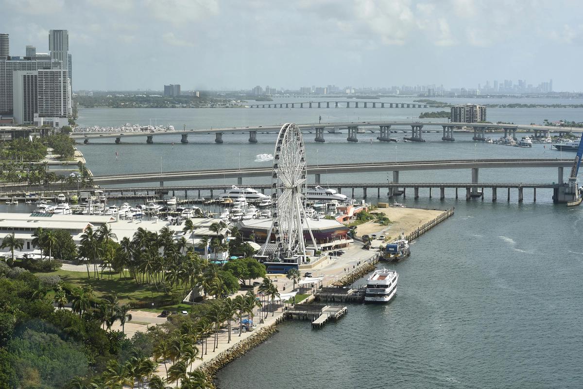 The open-air Bayside Marketplace overlooks Biscayne Bay. There, restaurants, shops, and live music can be found. (Gagan Kaur/Pexels)