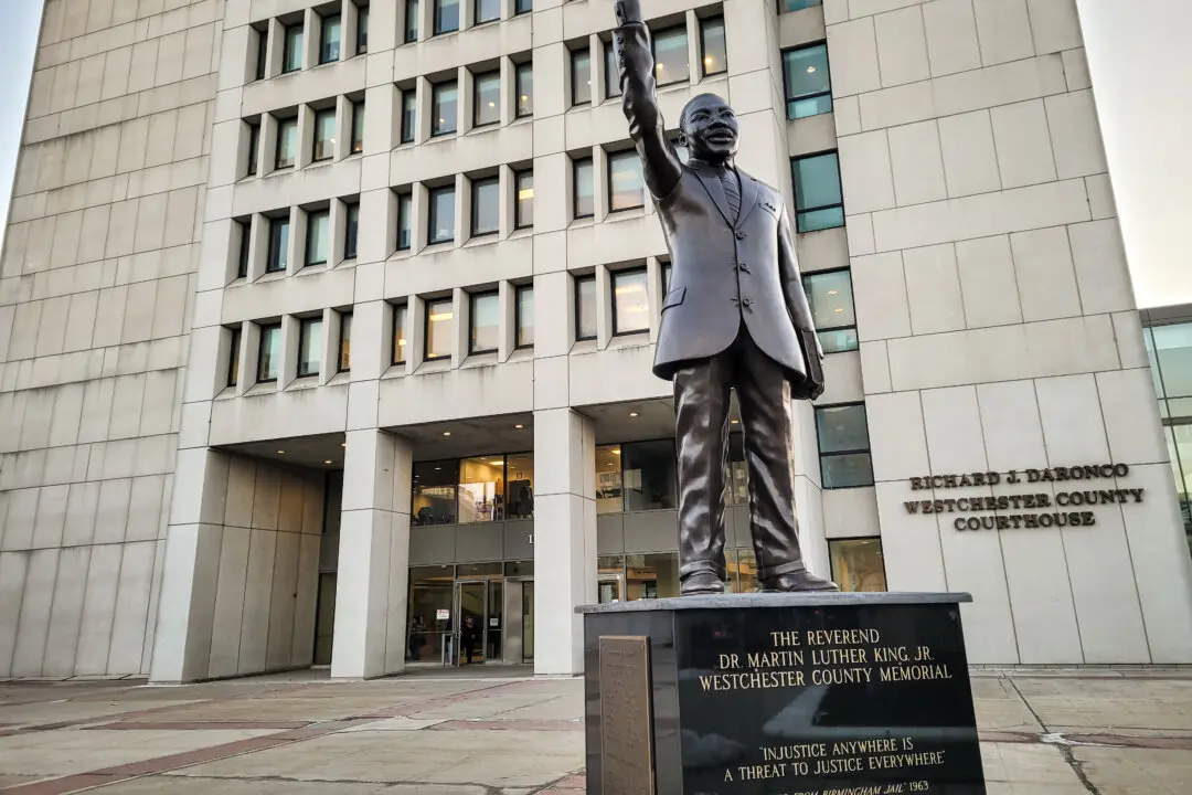 Surgeon, Psychologist Defend Approval of Teen Gender Surgery at Trial