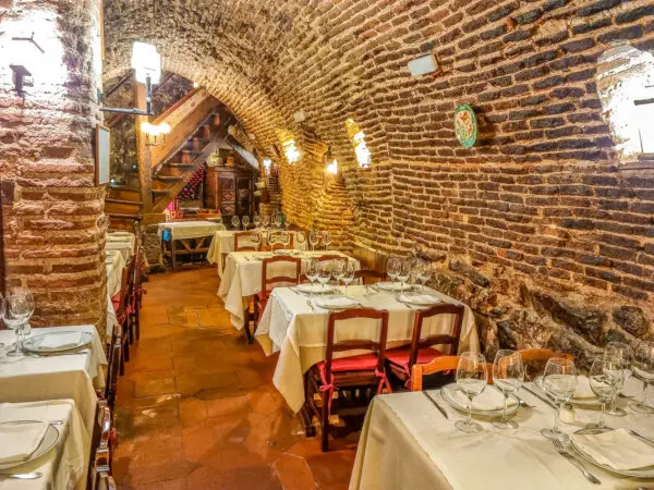 A 300-Year-Old Flame Still Burns: The World’s Oldest Restaurant Is Full of History and Mystery
