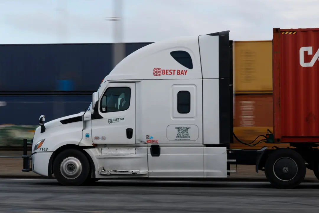 Trump Admin Mandates English-Only Tests for Truckers Seeking Commercial Driver’s Licenses