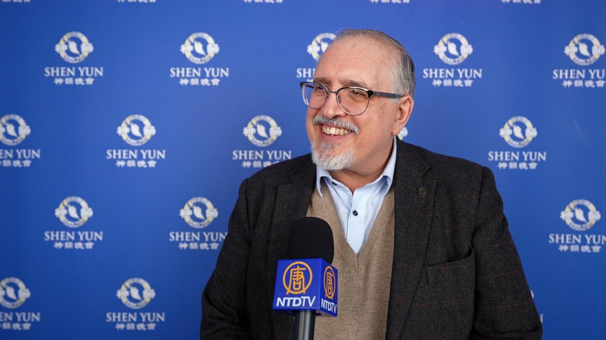 Company Director Marvels at Shen Yun Performers’ Synchronicity: ‘It Looks Like a Single Being Dancing’