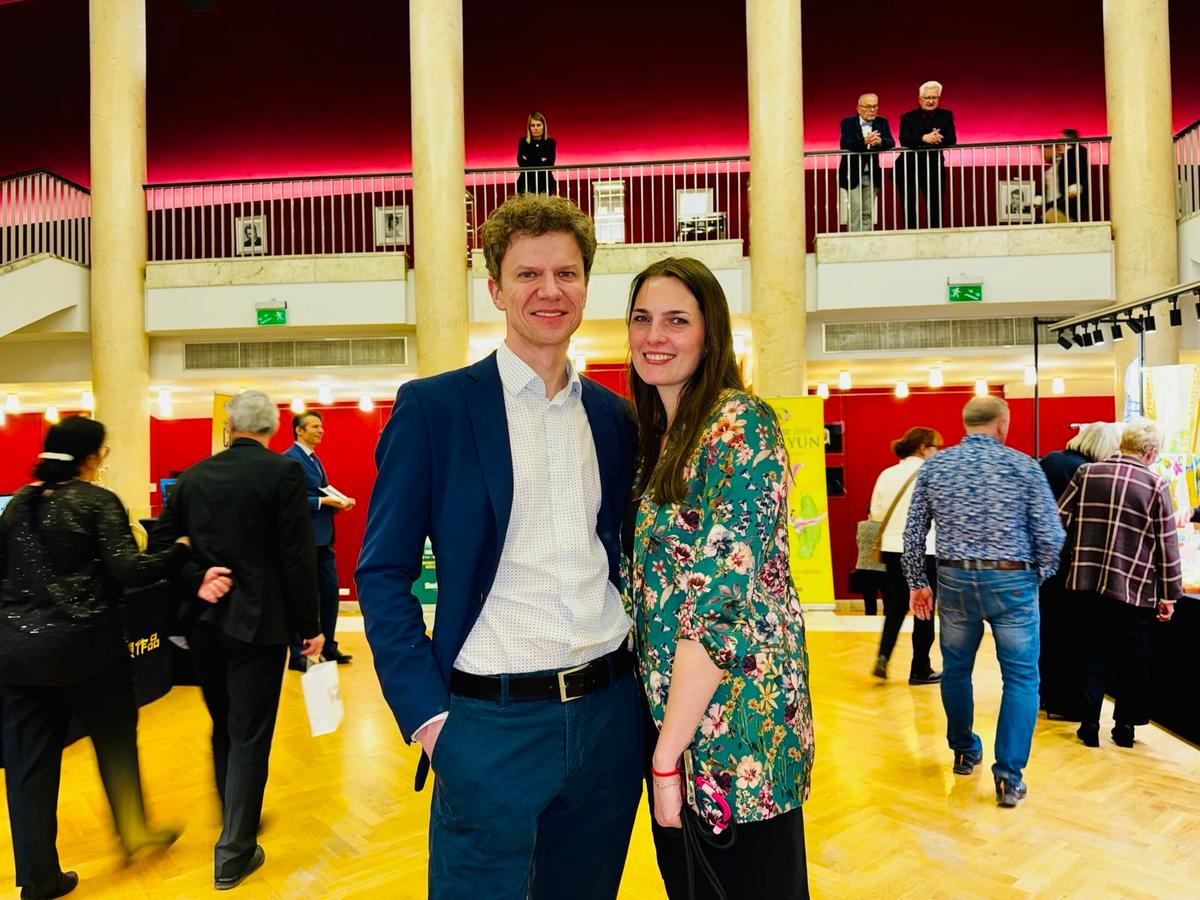 On the evening of Jan. 9, 2026, Mr. Mikołaj Czajkowski and Ms. Ewelina Michalska attended Shen Yun’s first performance of the year in Łódź. (Wang Yixiao/The Epoch Times)