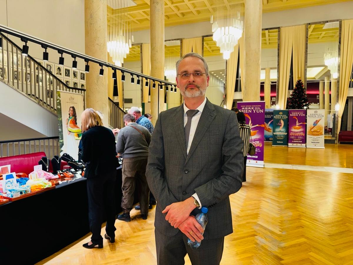 On the evening of Jan. 9, 2026, Mr. Marcin Słomski attended Shen Yun’s performance in Łódź. (Wang Yixiao/The Epoch Times)
