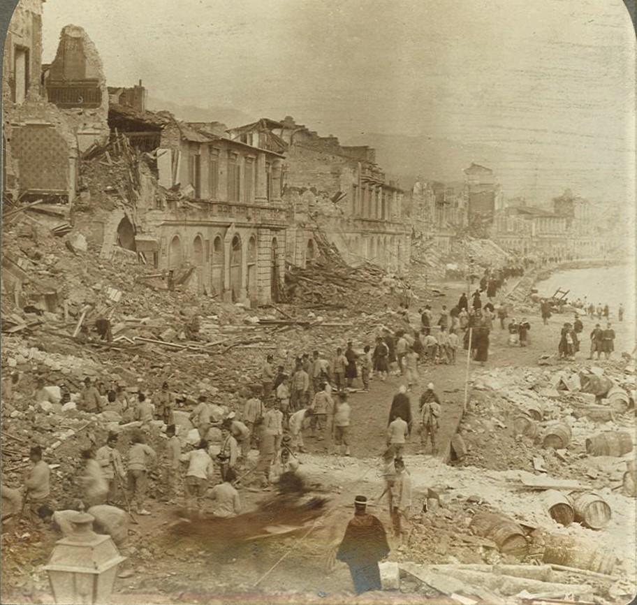Ruins of Messina after the earthquake and tsunami. Taken at the northern section of the Palazzata in front of the harbor. (Public Domain)
