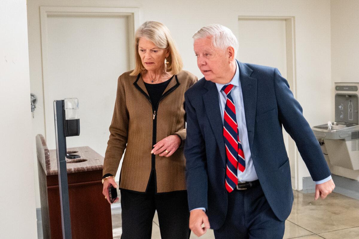 Sens. Lindsey Graham (R-S.C.) and Lisa Murkowski (R-Alaska) talk on Capitol Hill in Washington on Jan. 14, 2025. (Madalina Kilroy/The Epoch Times)
