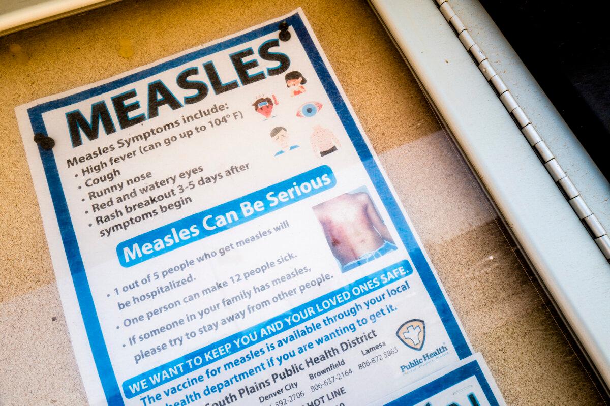 A sign about measles in Seminole, Texas, on April 9, 2025. (Brandon Bell/Getty Images)