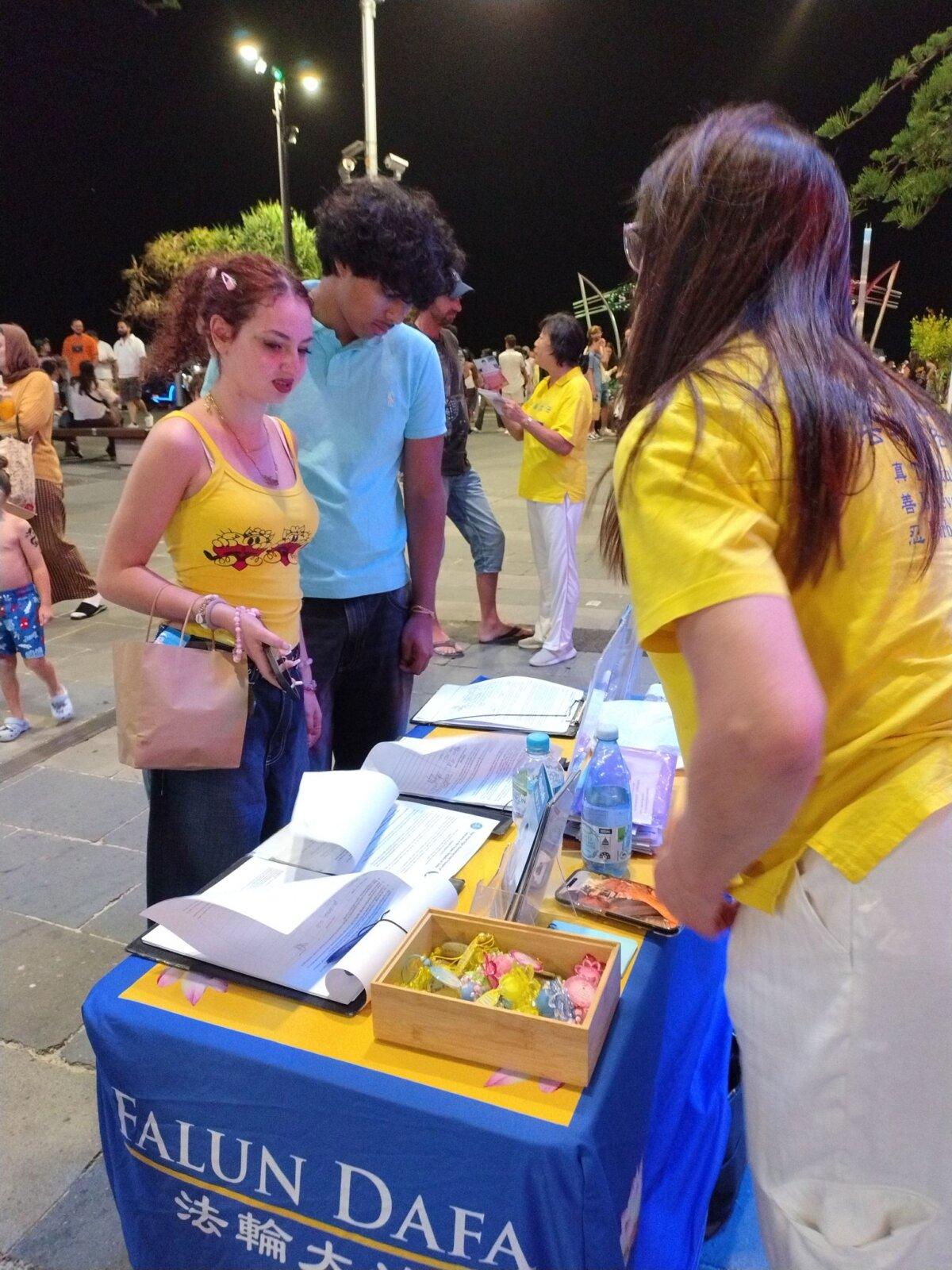 Local Falun Gong practitioners distribute flyers and talked to passersby about the spiritual practice in Cavill Mall, Gold Coast, Australia, on Jan. 2, 2026. (Courtesy of Maryann Leatham)