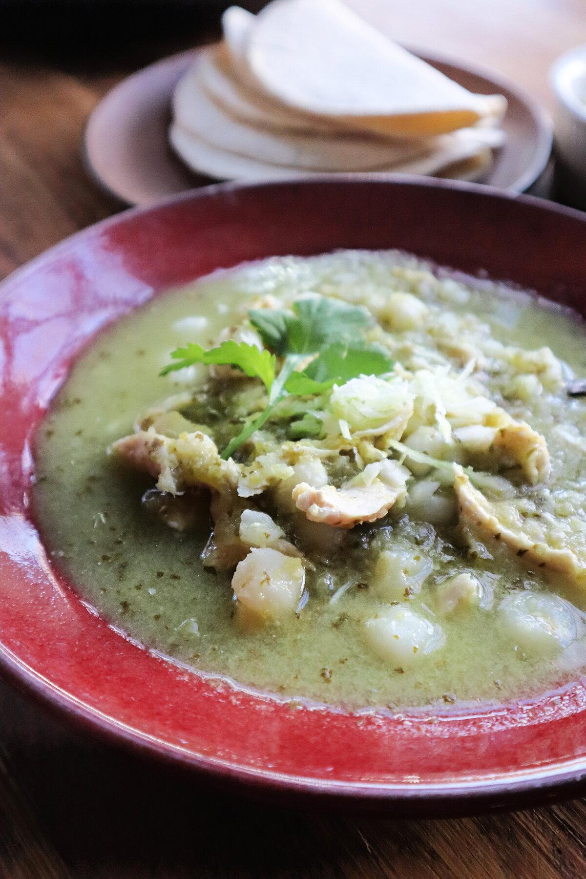 綠色波佐爾湯(Pozole verde)是墨西哥傳統燉菜,以雞肉絲和玉米粒為原料,搭配綠番茄和青辣椒熬制的酸辣湯底。(由Gretchen McKay/Pittsburgh Post-Gazette/TNS提供)