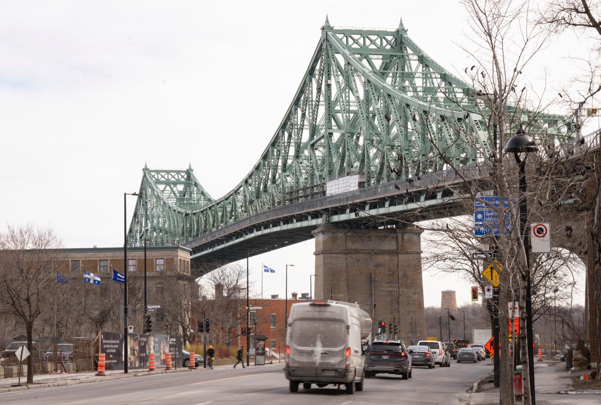 Fire in Industrial Building Closes Montreal’s Jacques Cartier Bridge