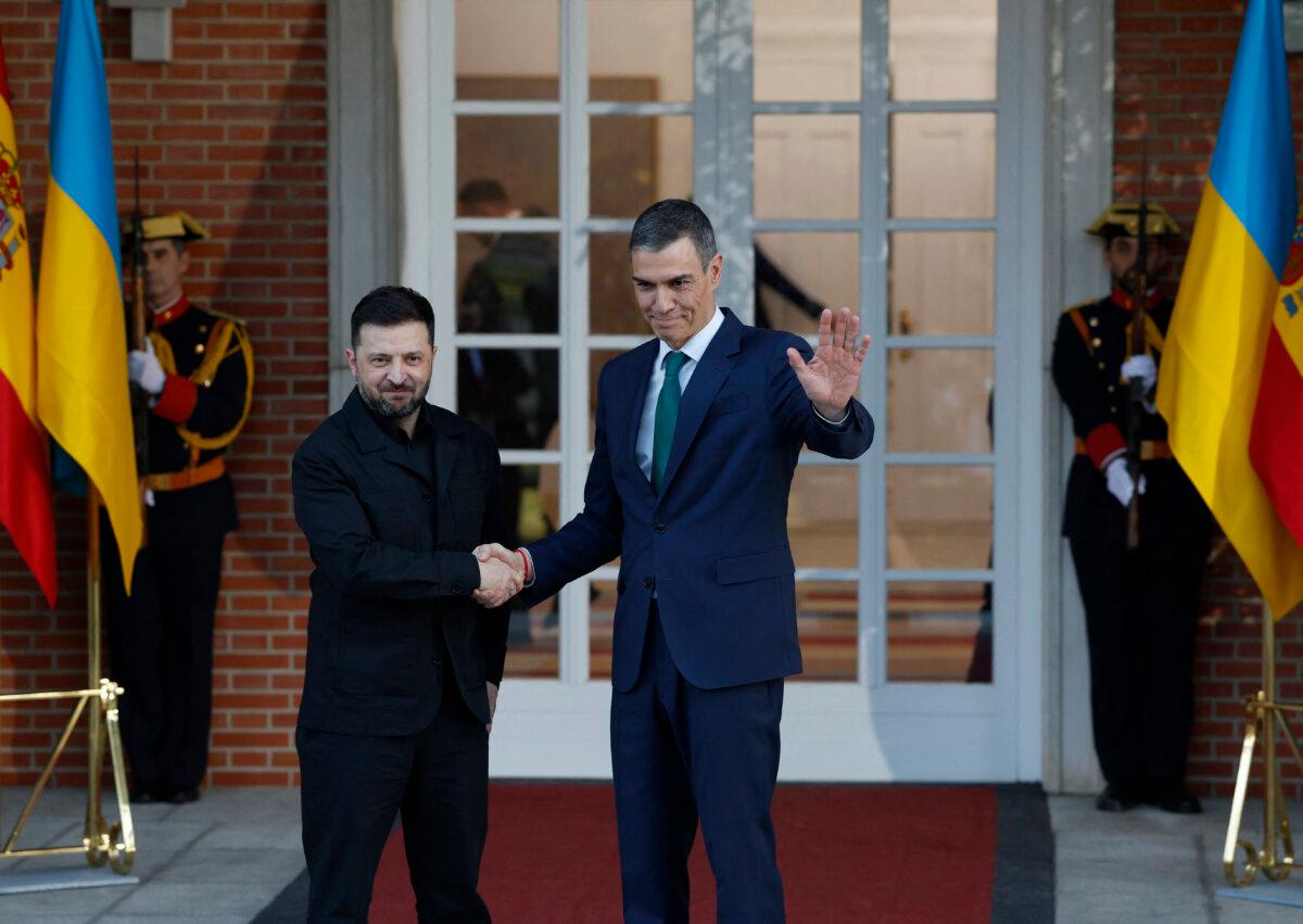 Spanish Prime Minister Pedro <span style="font-weight: 400;">Sánchez </span>welcomes Ukrainian President Volodymyr Zelenskyy (L) at the Moncloa Palace in Madrid on Nov. 18, 2025. (Pierre-Philippe Marcou/AFP via Getty Images)
