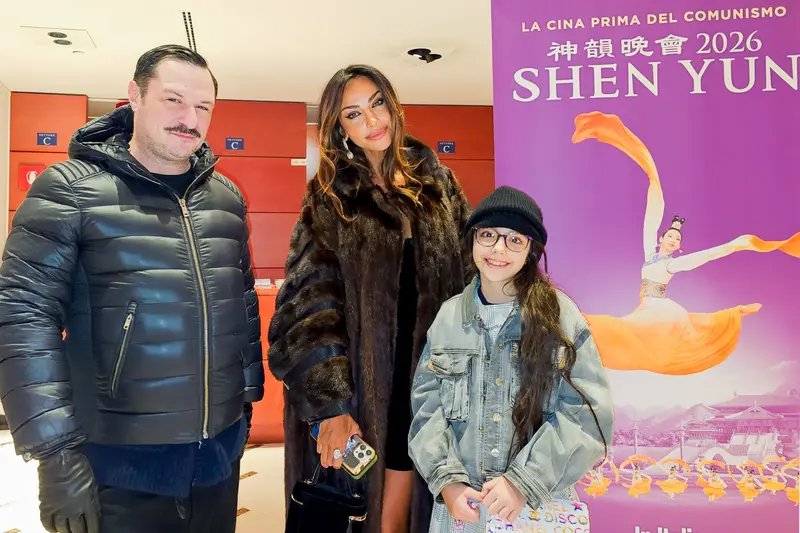 Internationally renowned model, actress, and social activist Madalina Ghenea (C) and her daughter attended the fourth performance of Shen Yun Performing Arts at the Teatro Arcimboldi in Milan, Italy, on Jan. 16, 2026, i (Massimo Marcon/The Epoch Times)