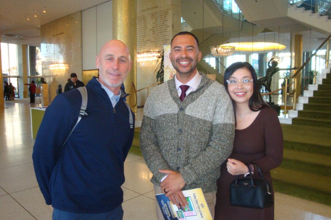 High School Principal Praises Shen Yun: Beautiful, Colorful, and Truly Inspiring