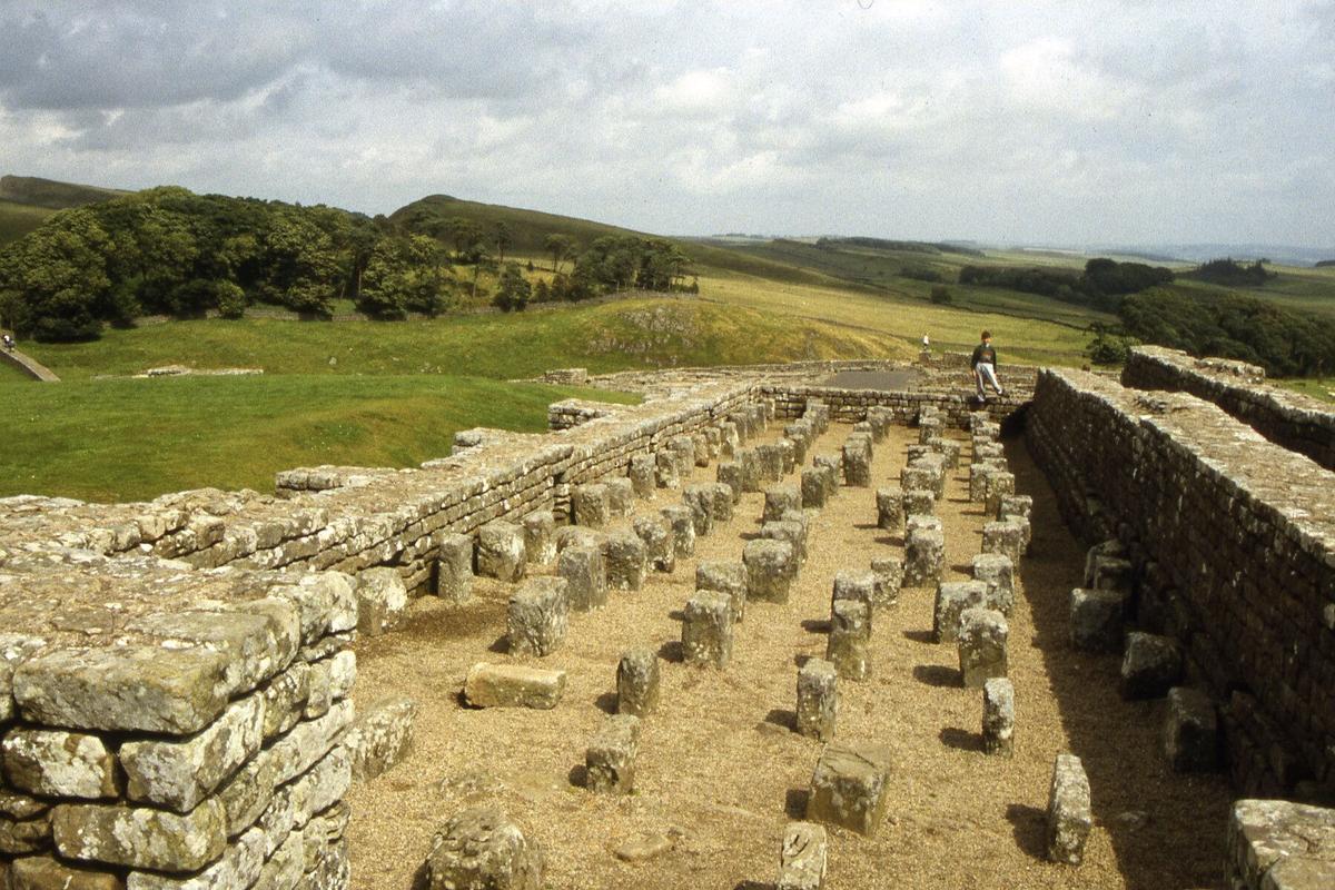"Housesteads Roman Fort," 1997, by Colin Park. The hypocaust circulated hot air, which heated the rooms above. Today, all that survives is a ruin of the fort's lower floor. (GeographBot/CC BY-SA 2.0)