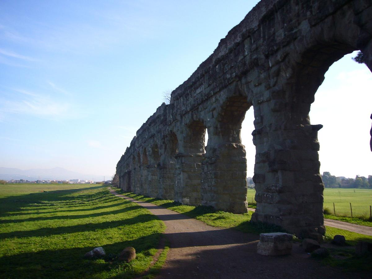 Thousands of years later, the ruins of the Aqua Appia aqueduct remain. This section is in an Italian park. (<a href="https://commons.wikimedia.org/wiki/User:Lalupa">Lalupa</a>/<a href="https://creativecommons.org/licenses/by-sa/3.0/deed.en">CC BY-SA 3.0</a>)