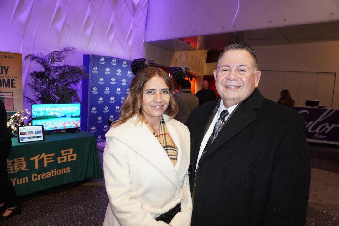 Law Enforcement Official Amazed at Shen Yun’s Backdrop: It ‘Was Phenomenal’’