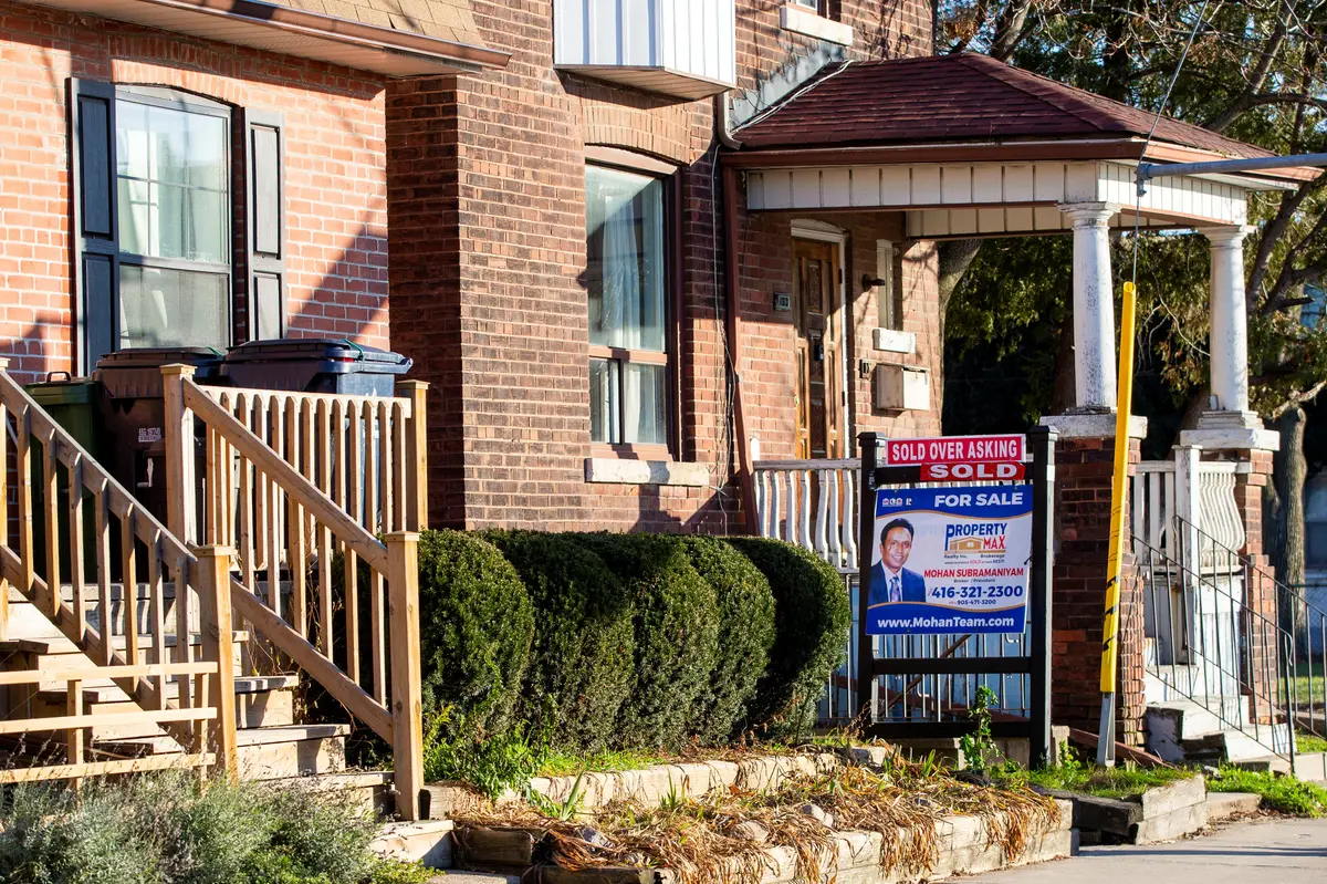 Nearly 10% of Toronto Mortgage Holders Won’t Qualify for Refinance Next Year, BoC Predicts