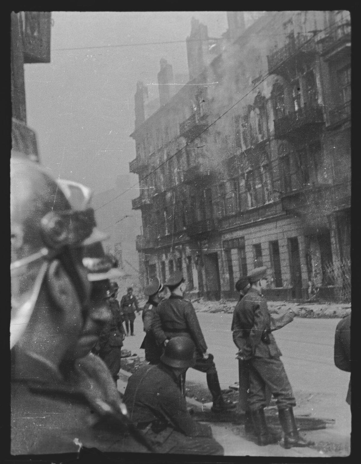 A scene from "33 Photos From the Ghetto." (Zbigniew Leszek Grzywaczewski/HB)