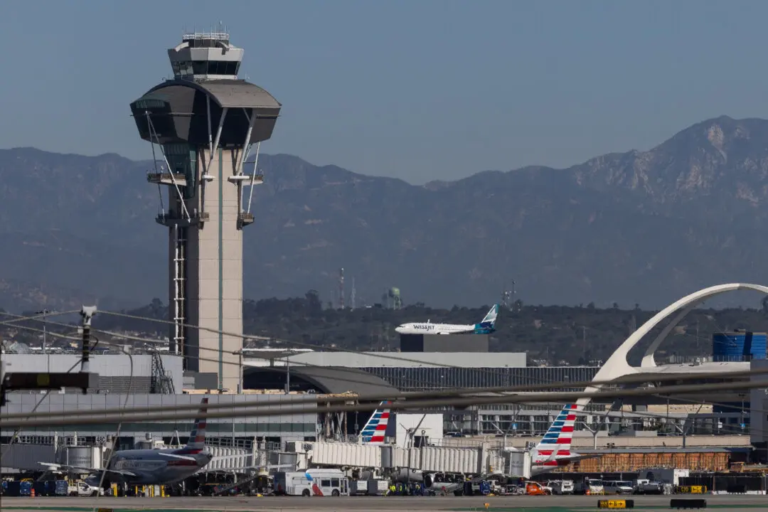 Thousands of Video Gamers Apply for Air Controller Jobs, Transportation Secretary Says