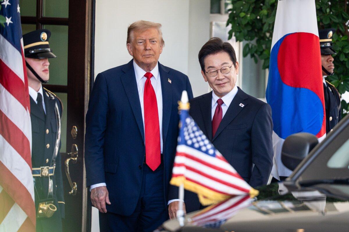 U.S. President Donald Trump greets South Korean President Lee Jae Myung at the White House on Aug. 25, 2025. (Madalina Kilroy/The Epoch Times)