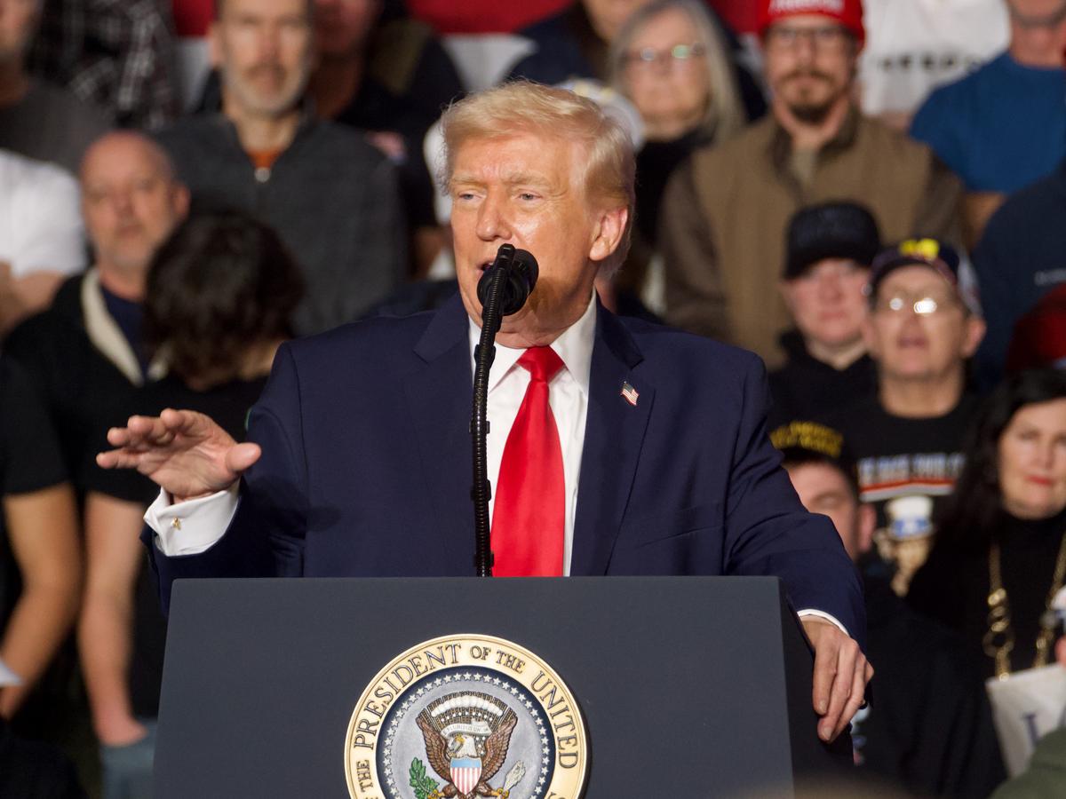 Trump Highlights Economic Policies in Midterm Push at Iowa Rally
