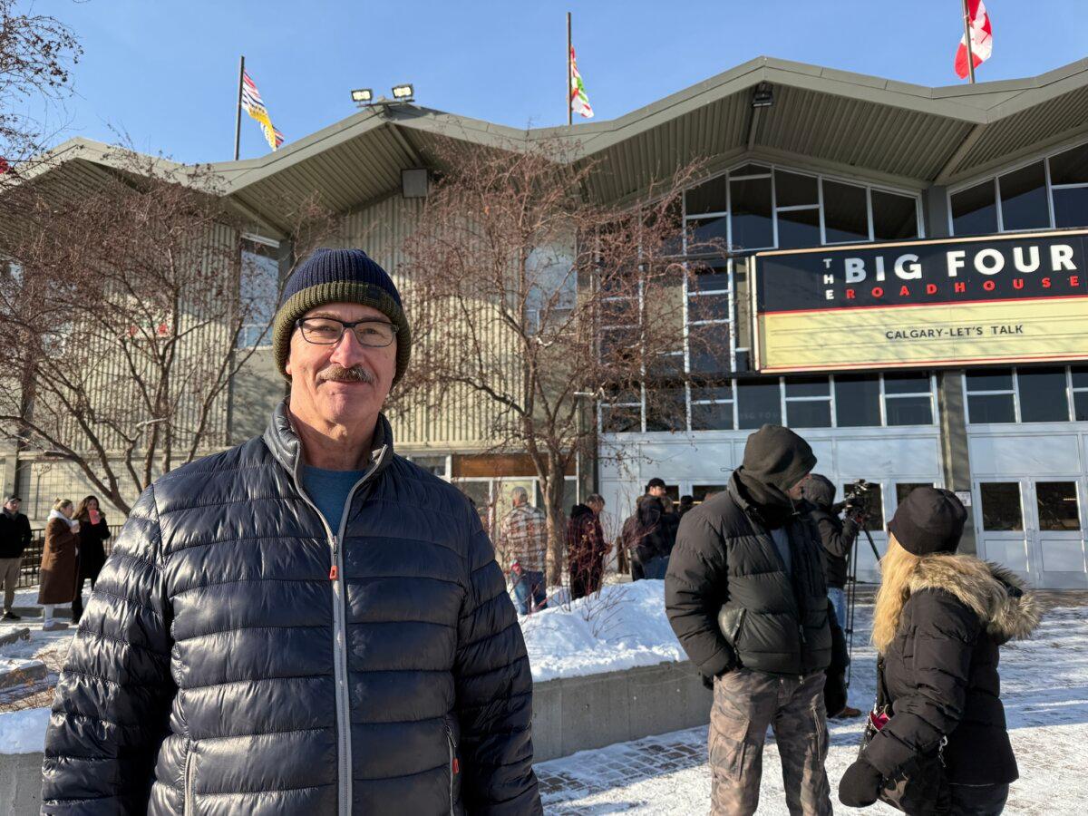 Miles de personas se manifiestan en el Stampede Park de Calgary en apoyo a la separación de Alberta | Noticias mundiales de la USNN Robert Birth, un asistente a la manifestación de separación en Alberta, afuera del Big Four Roadhouse en Stampede Park de Calgary el 26 de enero de 2026. (La Gran Época)