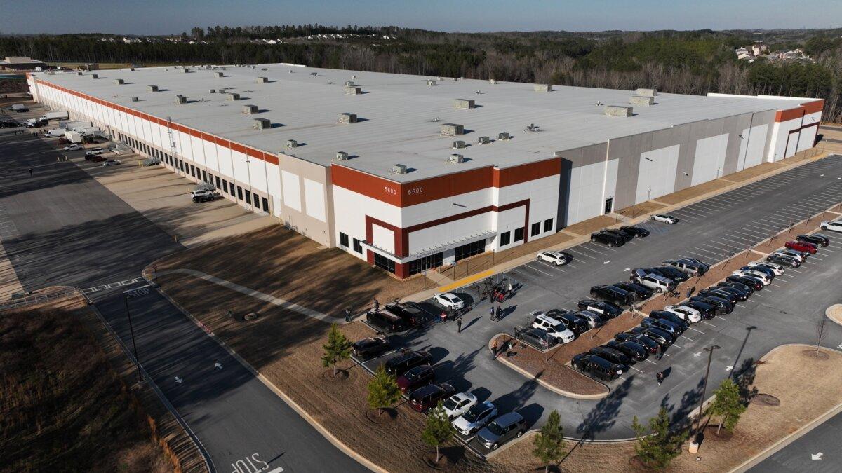 FBI Says 2020 Election Irregularities at Center of Georgia Investigation | USNN World News The Fulton County Election Hub and Operation Center on Jan. 28, 2026, in Union City, Ga., near Atlanta, as FBI agents search at the main election facility. (Mike Stewart/AP Photo)