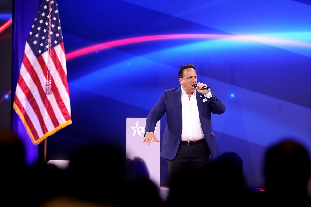 Christopher Macchio performing at the 2025 Conservative Political Action Conference (CPAC) at the Gaylord National Resort & Convention Center in National Harbor, Maryland. (<a href="https://www.flickr.com/photos/gageskidmore/54360848180/in/photolist-2qPFyg7-2qPEyfS-2qPEEMD-2qPDvYb-PBmoeU-QbhRnr-oLELfX-fZDTtN-dWS4Xy-fZDYM4-fnXBxm-2qJ9kLC-etWWux-2qJ98UG/" target="_blank" rel="nofollow noopener">Gage Skidmore</a>/<a href="https://creativecommons.org/licenses/by-sa/2.0/deed.en" target="_blank" rel="nofollow noopener">CC BY-SA 2.0</a>)