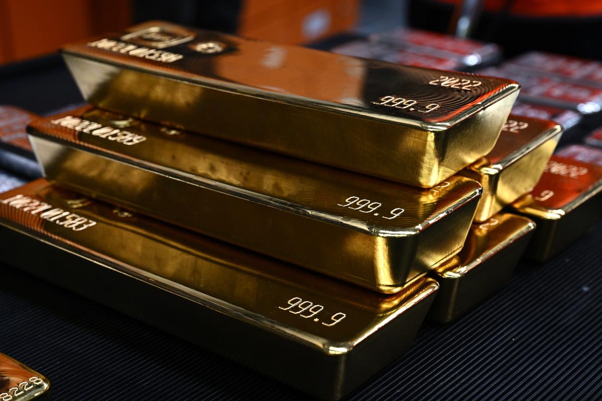 Precious Metals Surge Ever Higher as US Dollar Fades