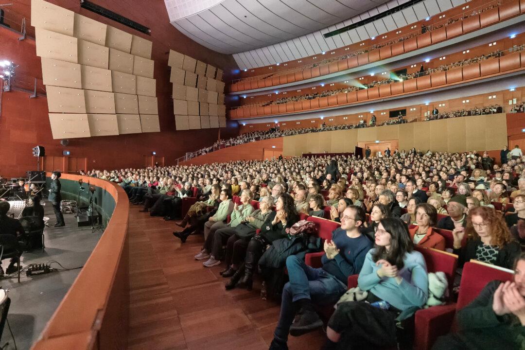 At Milan 14th Sold-Out Performance: Government Official Says Shen Yun Is ‘Extraordinarily Beautiful’
