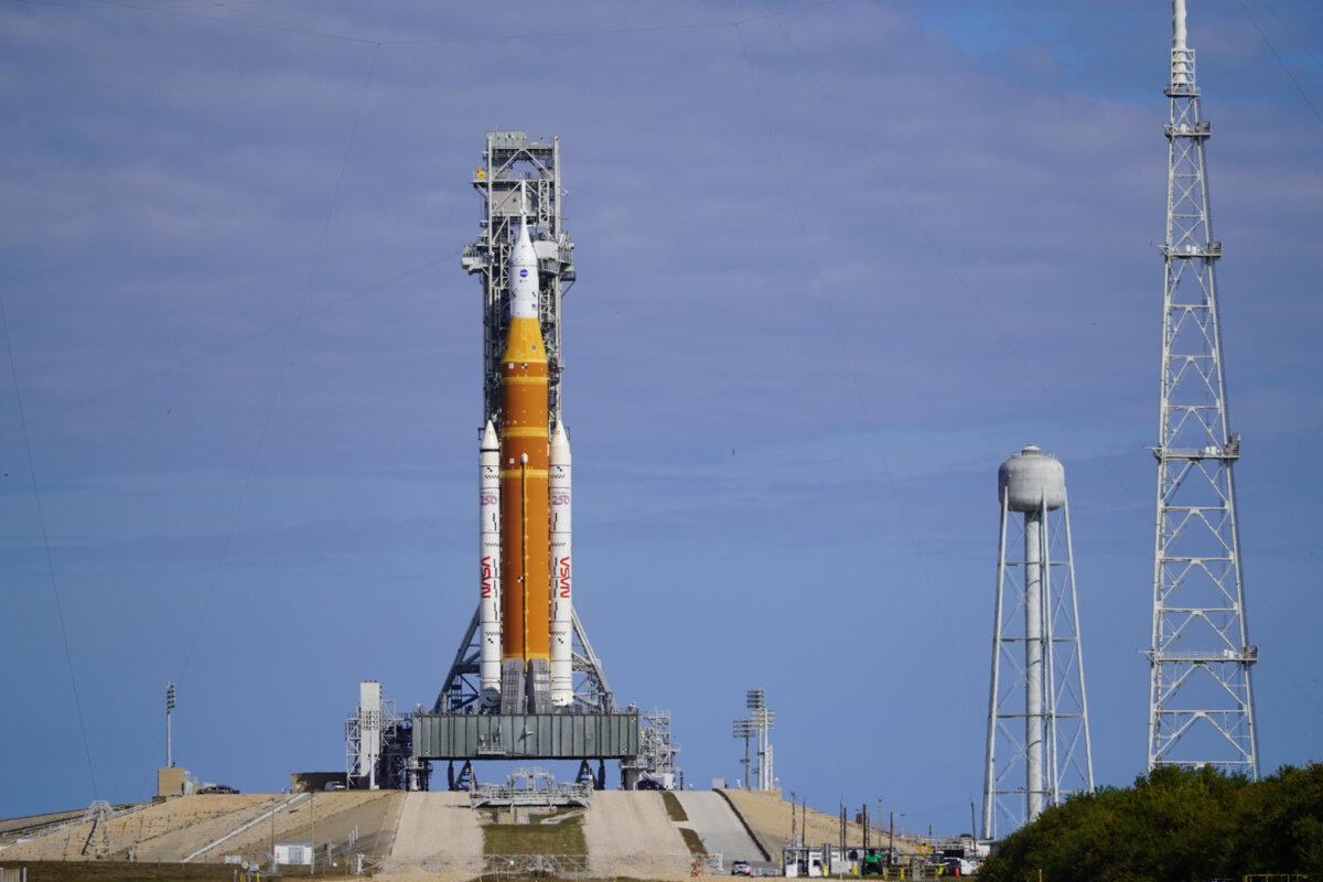 NASA’s Space Launch System moon rocket prepares for launch ahead of Artemis II at Launch Complex 39B at Kennedy Space Center, Fla., on Jan. 30. (T.J. Muscaro/The Epoch Times).