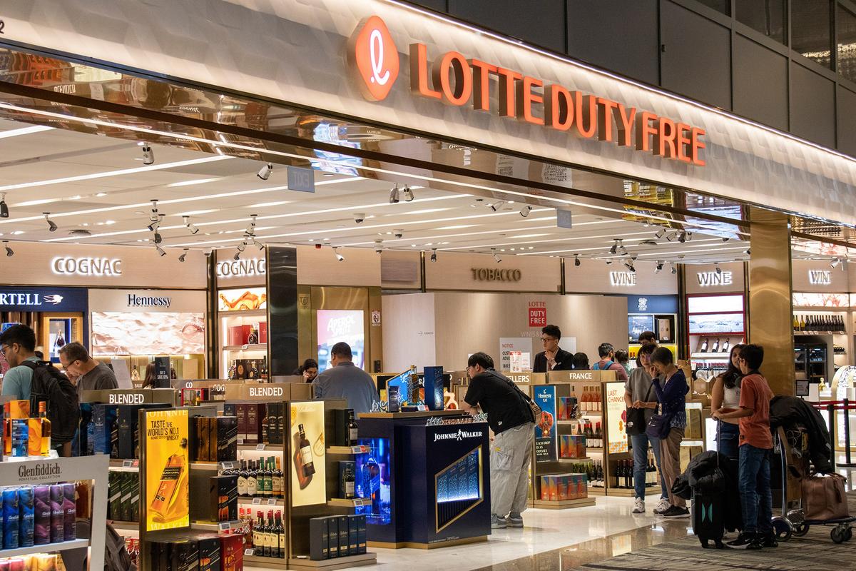 The promise of tax-free shopping rarely translates into real savings for travelers. (Tang Yan Song/Shutterstock)