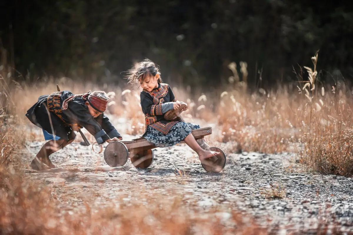 "A Deep Sibling Bond" by Sanmao. (NTD 5th International Photography Competition)