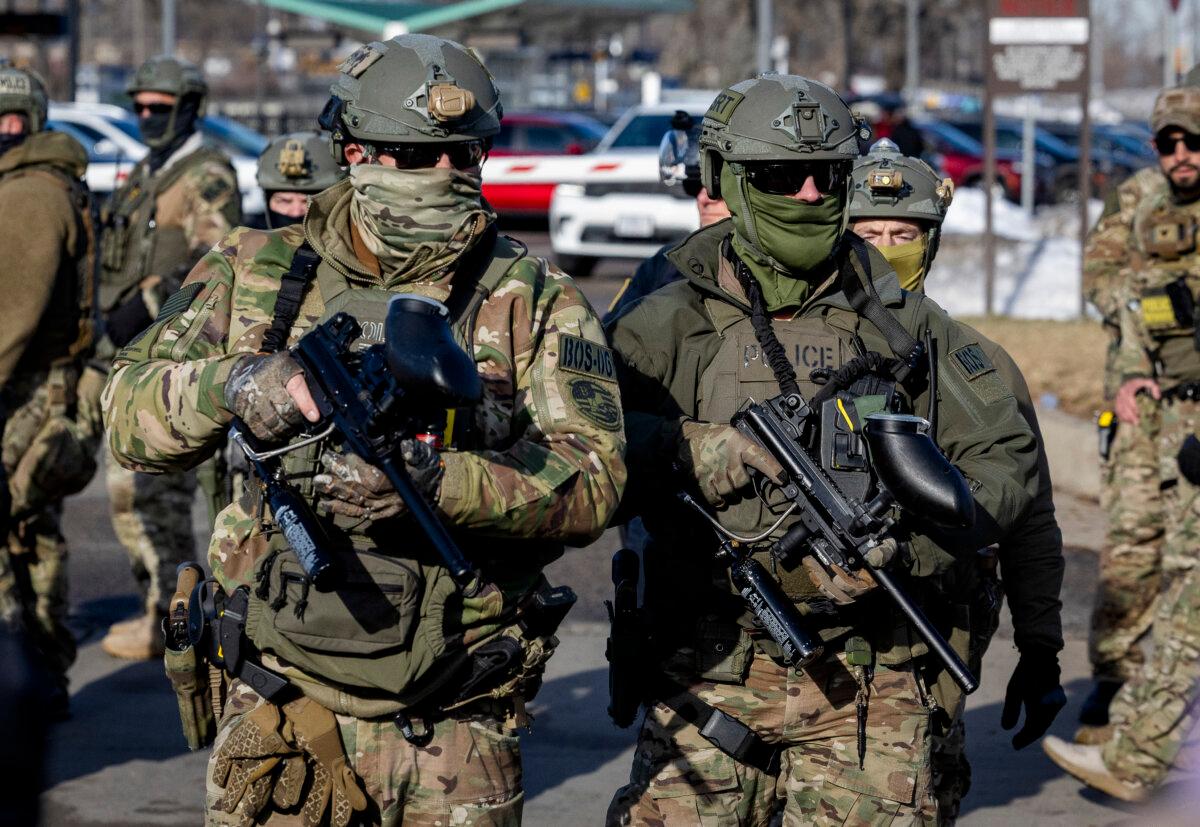 Federal officers in front of the Bishop Henry Whipple Federal Building in Minneapolis on Jan. 9, 2026. (John Fredricks/The Epoch Times)