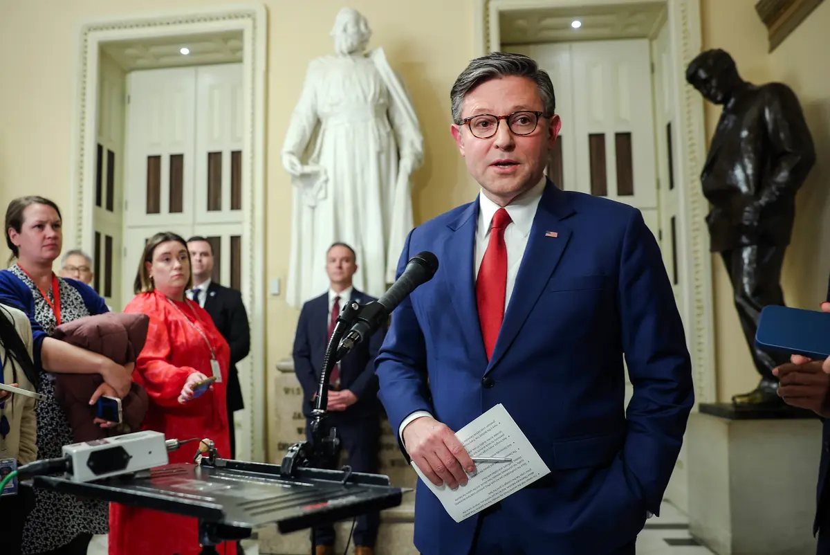 這篇文章詳細解釋了奧巴馬醫改(Obamacare)導致保險費用飆升的原因,主要可以歸納為以下幾個方面: 1. **年輕參