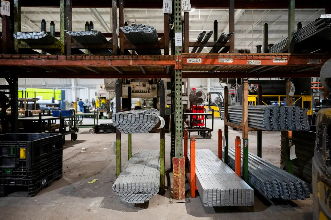 US Factory Output Rises to Near 4-Year High as Manufacturing Rebounds