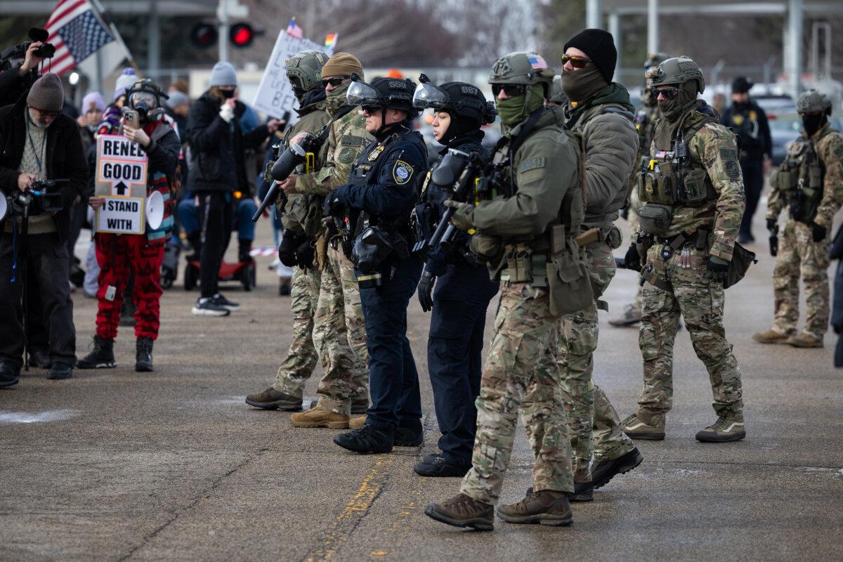 Small Security Force to Stay in Minnesota After Drawdown, Homan Says | USNN World News Protestors face off with Department of Homeland Security personnel in front of the Bishop Henry Whipple Federal Building in Minneapolis on Jan. 9, 2026. (John Fredricks/The Epoch Times)