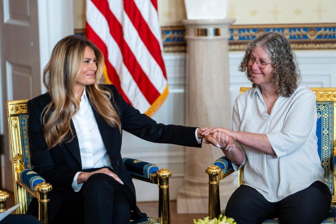 First Lady Melania Trump (L) comforts freed American Israeli hostage Aviva Siegel (R) at the White House on Feb. 4, 2026.(Madalina Kilroy/The Epoch Times)