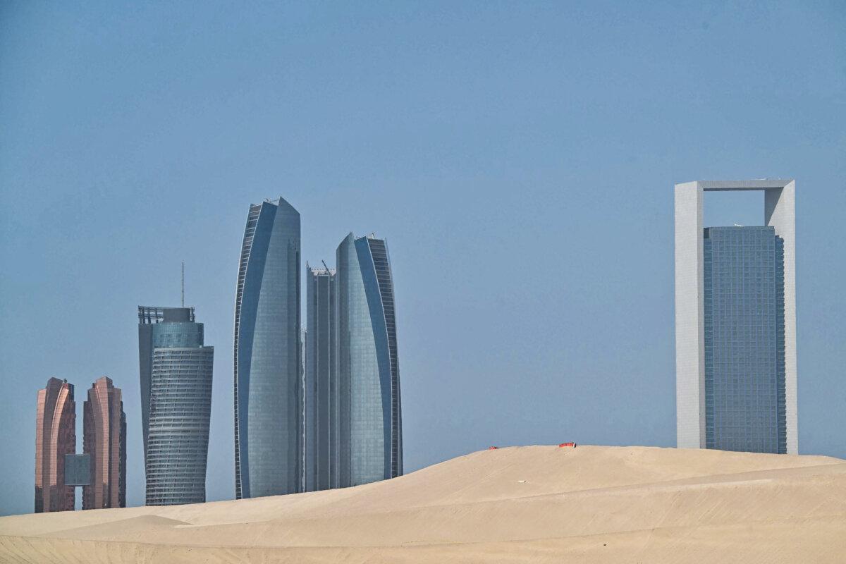 Lo que hay que saber sobre la salida de los Emiratos Árabes Unidos de la OPEP | Noticias mundiales de la USNN El horizonte de Abu Dhabi el 4 de febrero de 2026. (Giuseppe Cacace/AFP vía Getty Images)