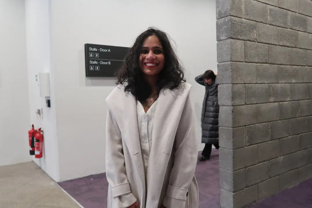 Watercolor Artist Loves Shen Yun’s Color Combinations