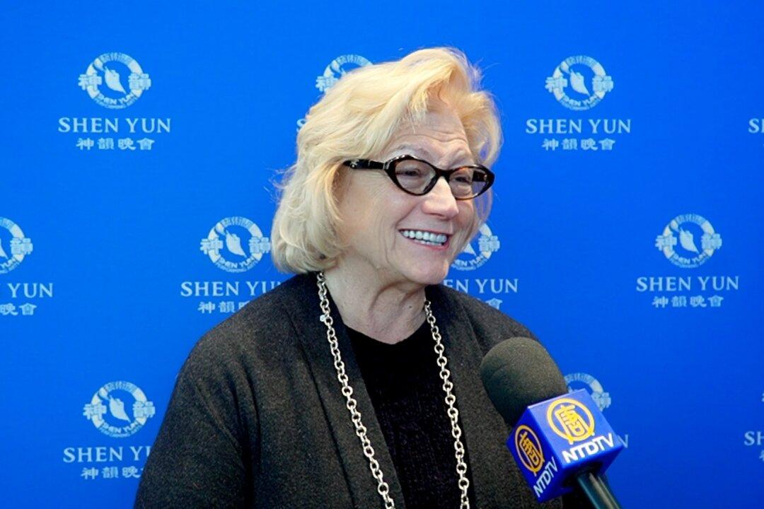 Tomball Mayor in Love With the Beauty and Pageantry of Shen Yun