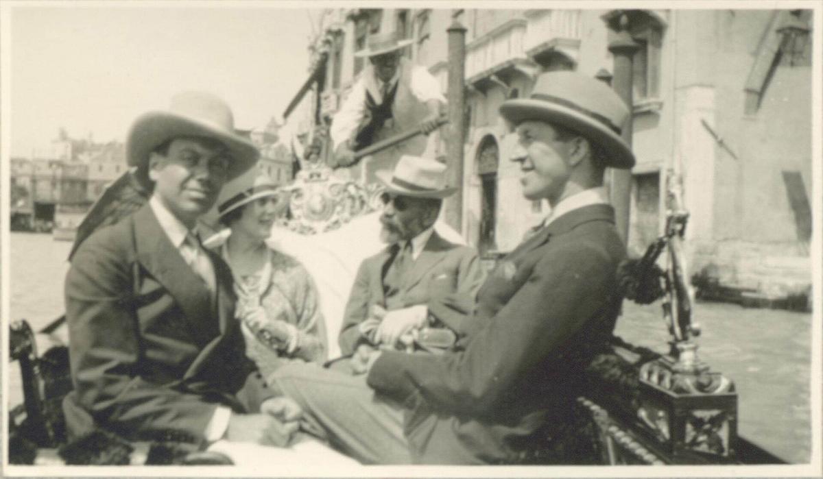 (L–R) Cole Porter, Linda Lee Thomas, Bernard Berenson, and Howard Sturges in a gondola in 1923. (Public Domain)