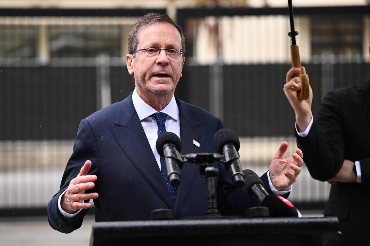 Herzog Warns Anti-Semitism a ‘Global Threat’ During Visit to Site of Bondi Terror Attack
