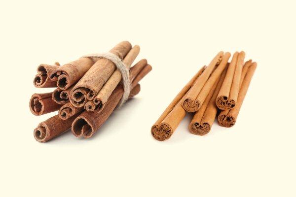 Cassia Cinnamon(Left) and Ceylon Cinnamon(right). (New Africa/Shutterstock)
