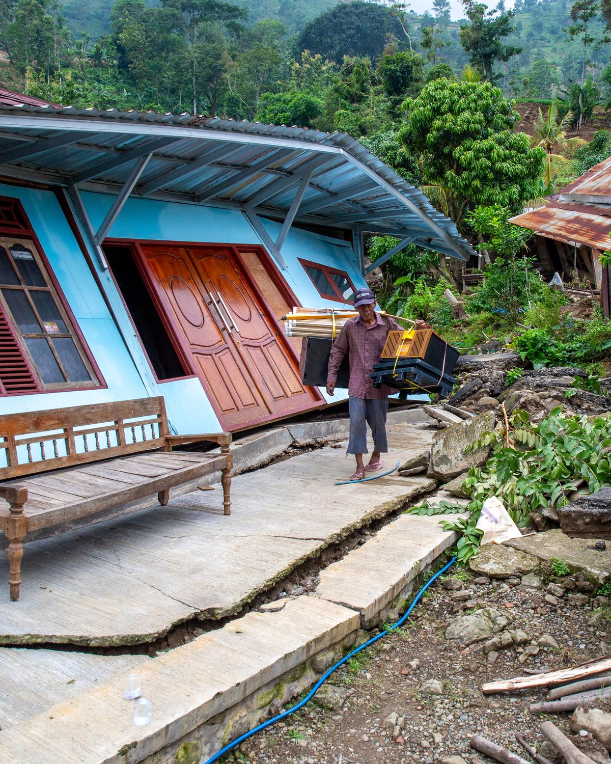 Day in Photos: Landslide in Indonesia, Largest Artillery Exercise, and Highland Cattle Show