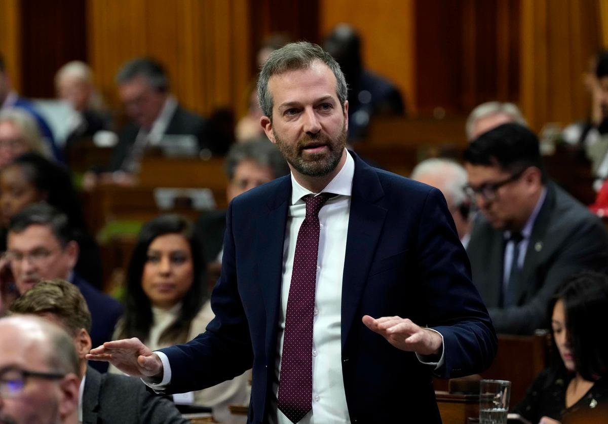 Procurement Minister Says Loans to Canada Post Aren’t a ‘Long-Term Solution’